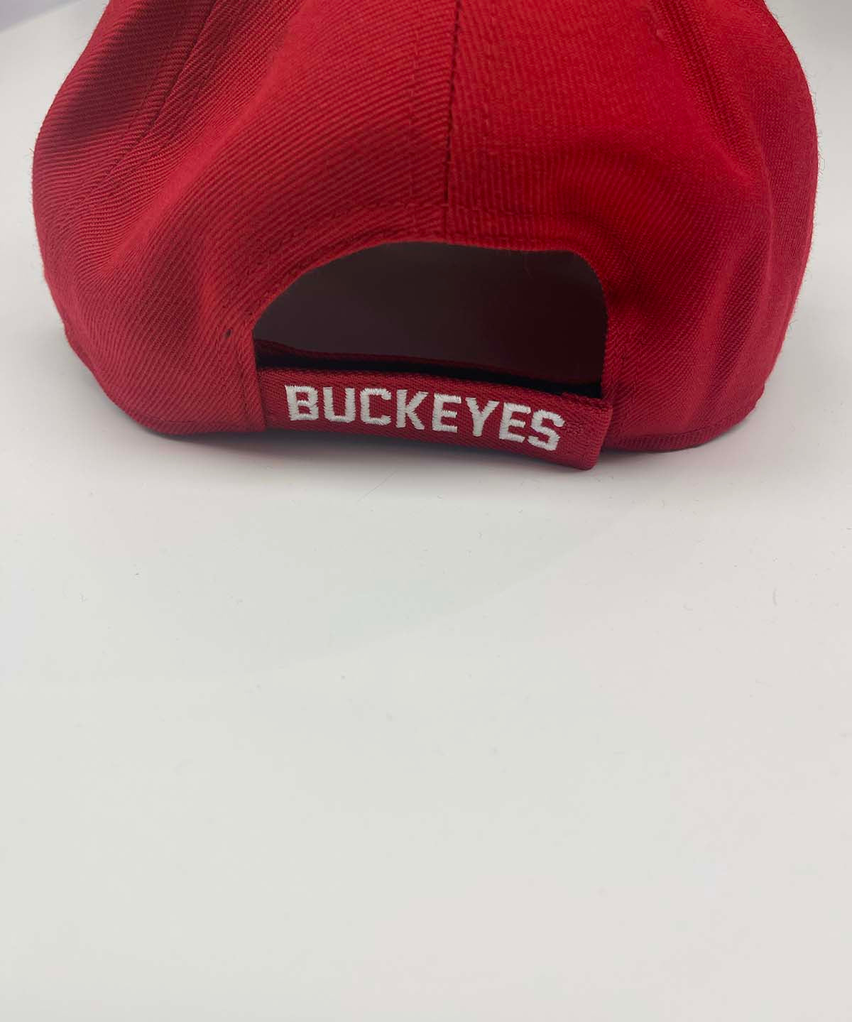 structured crown, a curved visor